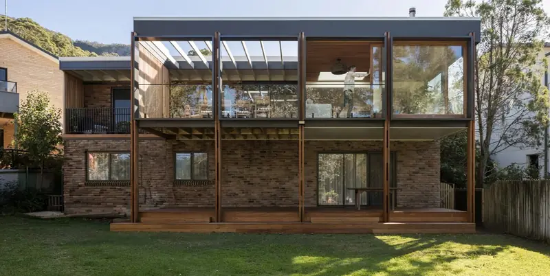 Timber-framed renovation on a coastal escarpment site in Coledale